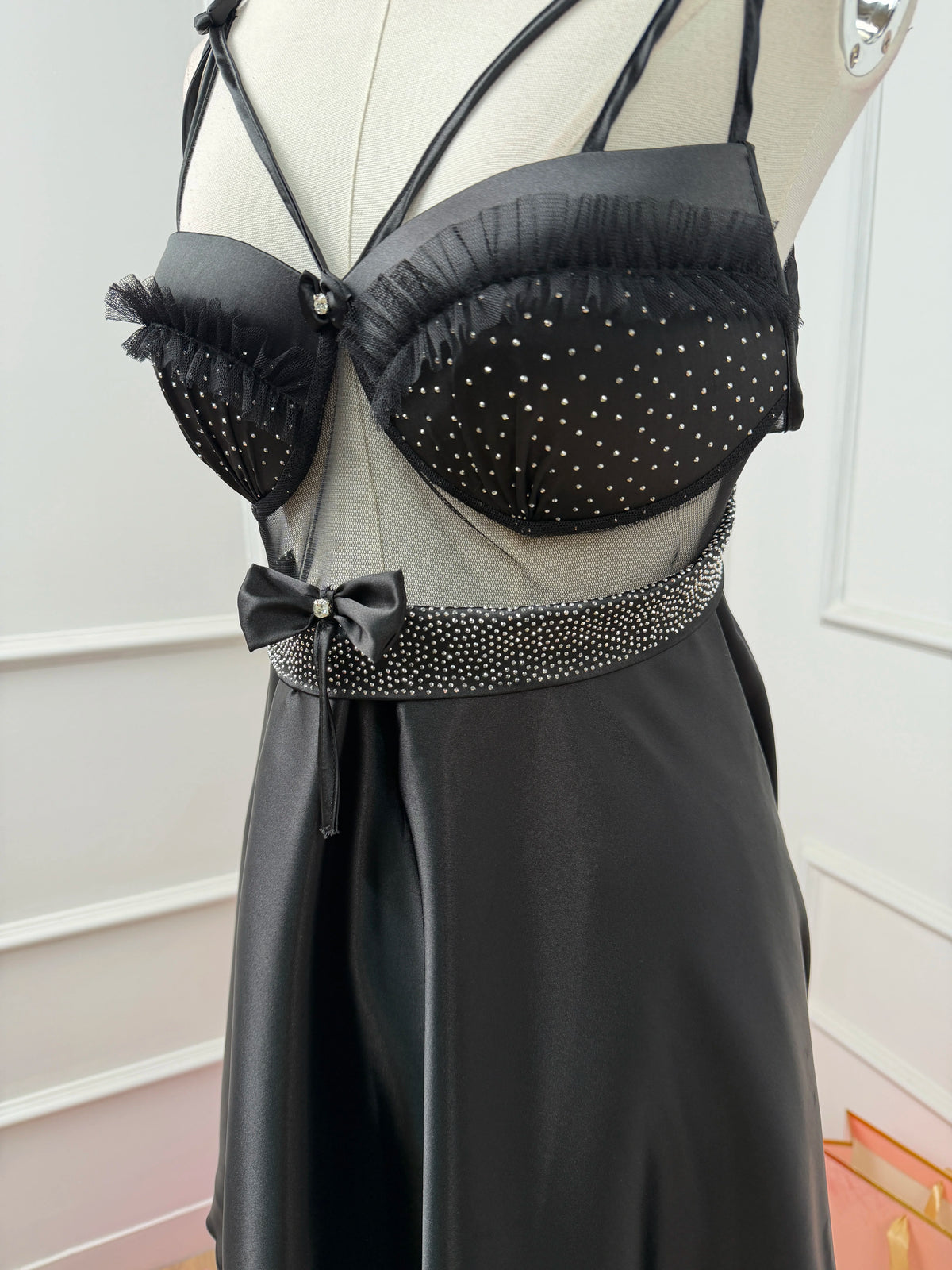 قميص ساتان حرير – ستايل أميرة الفخامة ✨