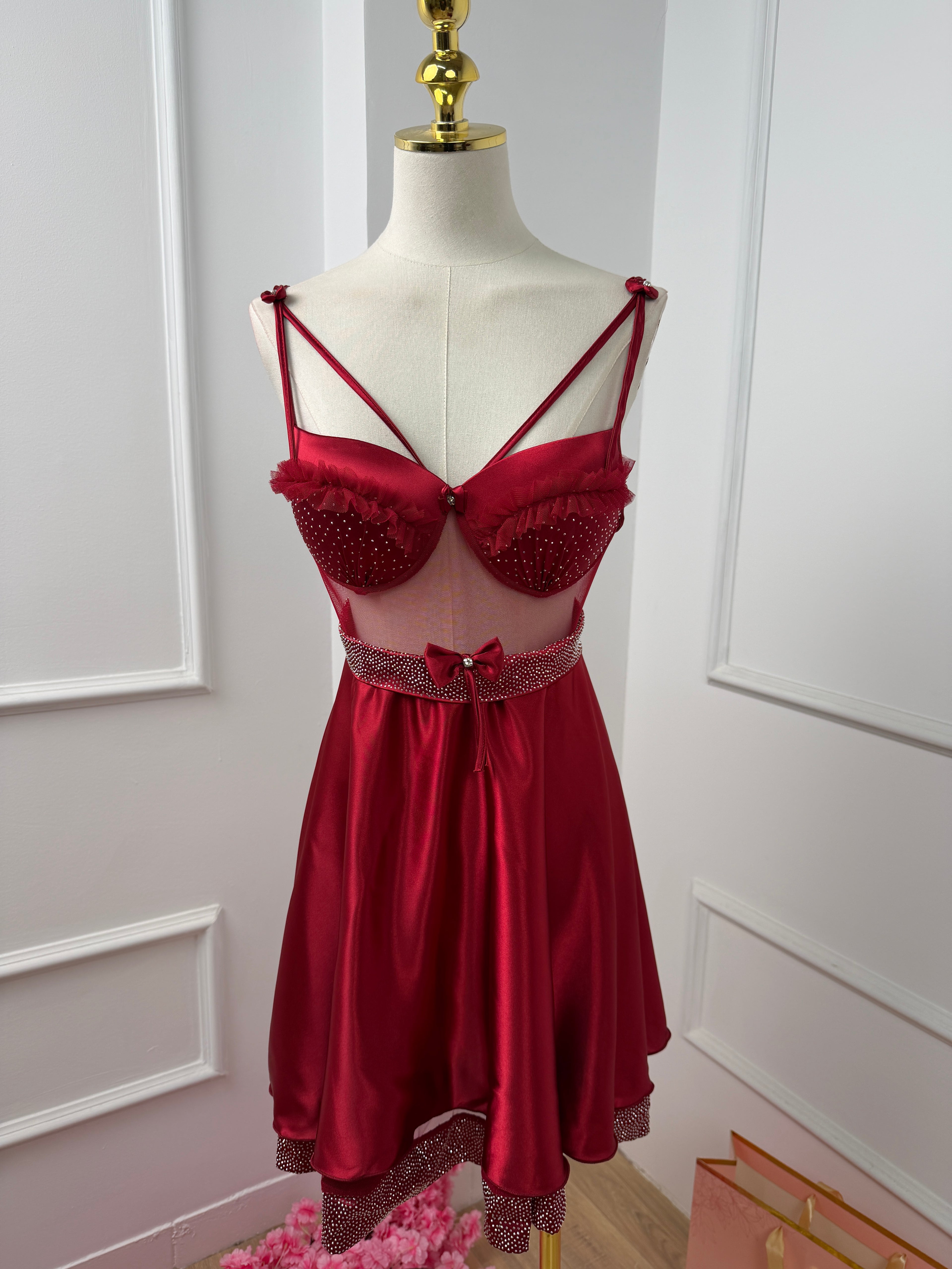 قميص ساتان حرير – ستايل أميرة الفخامة ✨